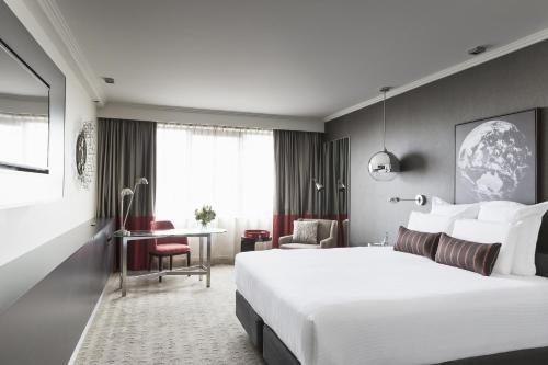 Una cama o camas en una habitación de Pullman Melbourne Albert Park