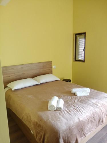 een slaapkamer met een bed met twee handdoeken erop bij Hotel sauna in Poti