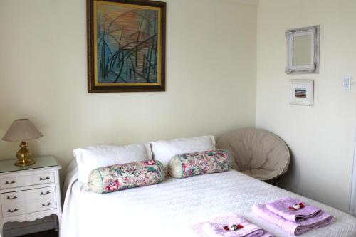 Un dormitorio con una cama con dos toallas encima. en Hermosos atardeceres …, en Mar del Plata