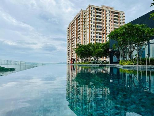 a large pool of water in front of a building at New Urban Suite Majestics 3BR Homestay at Georgetown BY URBAN STAYCATION HENG LOD in Jelutong