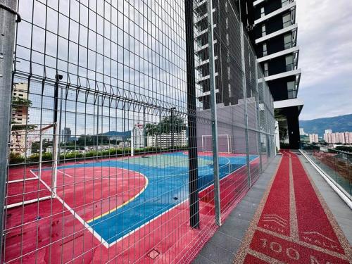 a tennis court on the side of a building at New Urban Suite Majestics 3BR Homestay at Georgetown BY URBAN STAYCATION HENG LOD in Jelutong