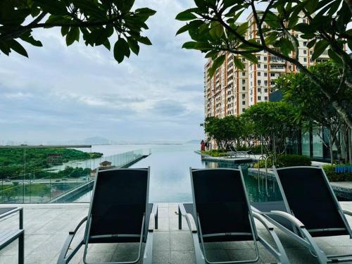 a group of chairs sitting next to a body of water at New Urban Suite Majestics 3BR Homestay at Georgetown BY URBAN STAYCATION HENG LOD in Jelutong
