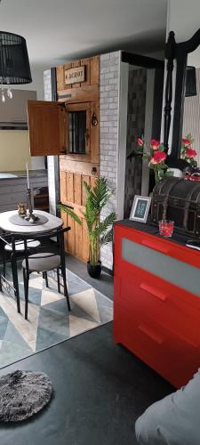 une chambre avec une table et une table ainsi qu'un sidx de table dans l'établissement LOVE ROOM Cabane des charmes, à Andernos-les-Bains