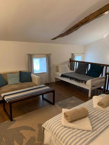 un salon avec deux lits et un canapé dans l'établissement Gite MCM, à Chalais
