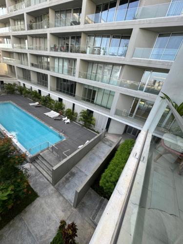 - une vue aérienne sur un bâtiment avec une piscine dans l'établissement Island, Pool & Sea Apartment, à Chicala
