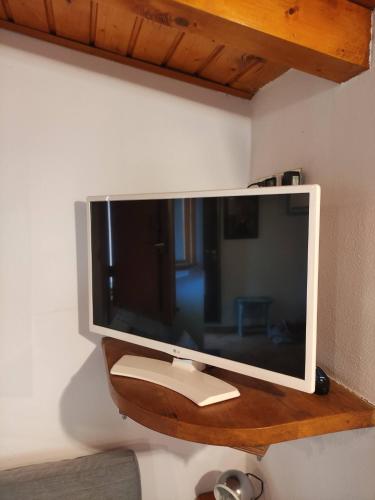 TV de pantalla plana en la pared en Como Lakeside Cottage - Petfriendly with private garden and access to the lake en Onno