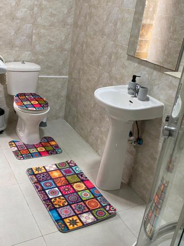 een badkamer met een toilet en een wastafel bij Sunrise Apartment in Valletta