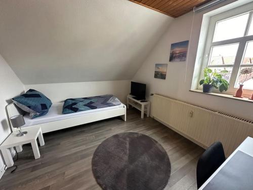 een slaapkamer met een bed, een tafel en een raam bij Wohnung in Bad Münder am Deister in Bad Münder am Deister
