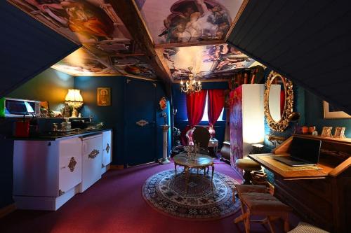 Charme baroque/Séjour romantique في مون: غرفة معيشة مع طاولة ومطبخ