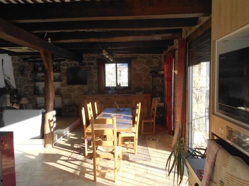une salle à manger avec une table et des chaises dans l'établissement appartement independant avec piscine privee, à Lantosque