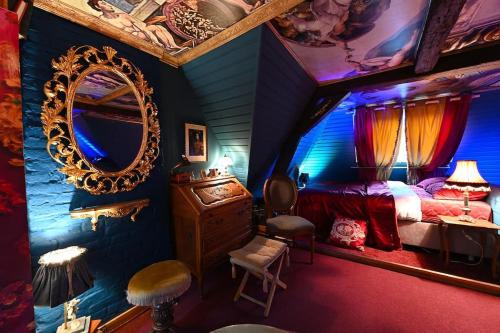 1 dormitorio con cama, espejo y silla en Charme baroque/Séjour romantique en Mons