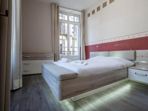 une chambre avec un grand lit et une fenêtre dans l'établissement Mont-Dore - Charmant T2 Bis en Centre avec WIFI, 6 pers - FR-1-608-33, à Le Mont-Dore