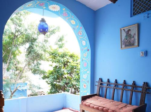 an archway in a room with a couch and a window at Yogis Guest House in Jodhpur