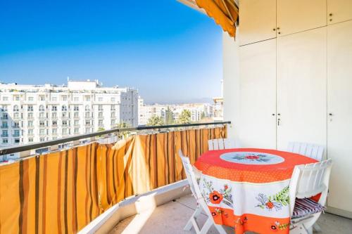 - un balcon avec une table et des chaises dans l'établissement Charming 1 bedroom on the top floor, à Cannes