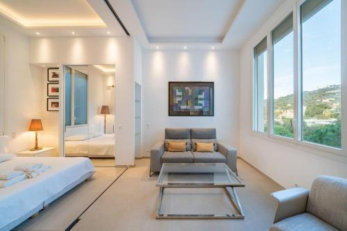 une chambre avec un lit, un canapé et une table dans l'établissement Wonderful one bedroom in Le Gallia, à Cannes