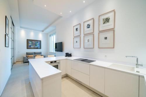 une cuisine avec des armoires blanches et un évier dans l'établissement Wonderful one bedroom in Le Gallia, à Cannes