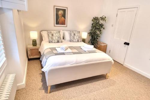 Ein Bett oder Betten in einem Zimmer der Unterkunft Stylishly refurbished townhouse