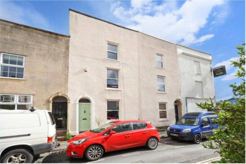 Gallery image of Stylishly refurbished townhouse in Bristol
