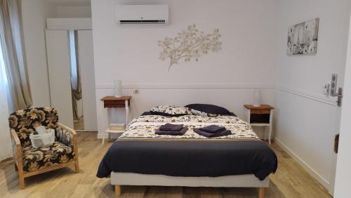 a bedroom with a large bed and a chair at Superbe appartement - L'escapade in Onzain