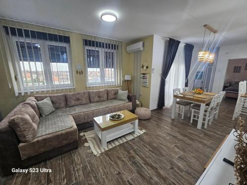a living room with a couch and a table at Apartman Una in Zrenjanin