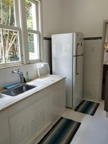Dapur atau dapur kecil di Vila da Sol Itaipava casas e estúdios