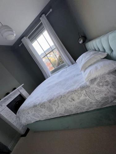 een bed in een kamer met een raam bij Luxury Apartment, Old Town - Hastings in Hastings