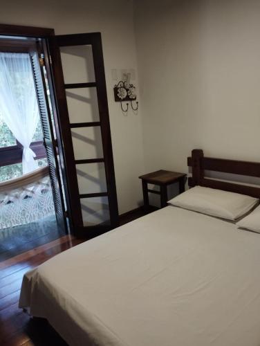 Katil atau katil-katil dalam bilik di Vila da Sol Itaipava casas e estúdios