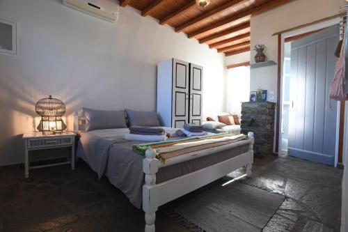 Postel nebo postele na pokoji v ubytování Lovely Apartment For 4 Ppl In Tinos