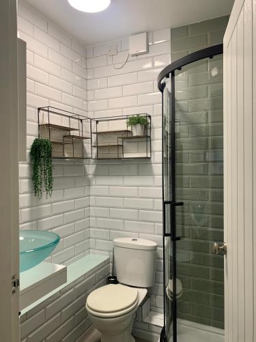 a bathroom with a toilet and a sink and a tub at DIDSBURY Fáilte Inn Apts - 3 Mins to The Christie's - Ground Floor - FREE Parking in Manchester