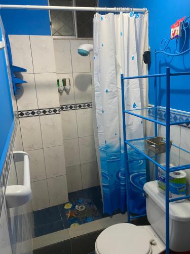 y baño con ducha y aseo. en Beautiful apartment near Malecon and Murcielago beach!, en Manta
