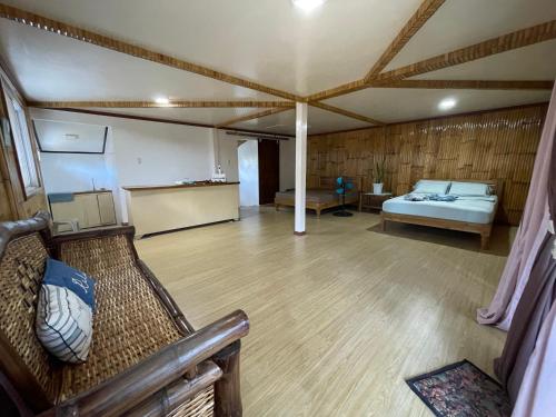 Großes Zimmer mit einem Bett und einem Schreibtisch. in der Unterkunft Tabskie’s Homestay in Catarman