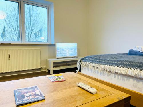 1 dormitorio con cama y mando a distancia en una mesa en Scandinavian Apartment Hotel - Torsted - 2 room apartment en Horsens