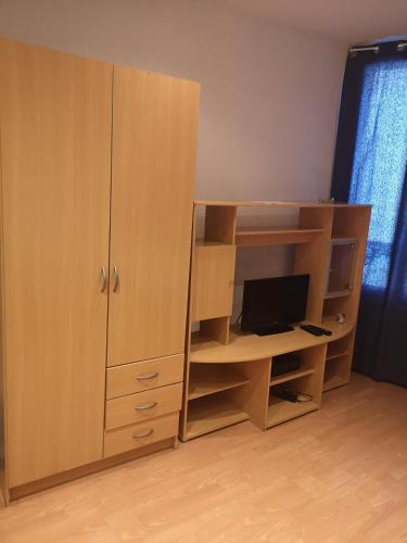 d'un bureau et d'une armoire avec un ordinateur. dans l'établissement Parfait pour un voyageur solitaire., à Montreuil