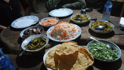 una mesa con muchos tazones de comida. en Thimbiriwewa Eco Resort Wilpattu, en Nochchiyagama