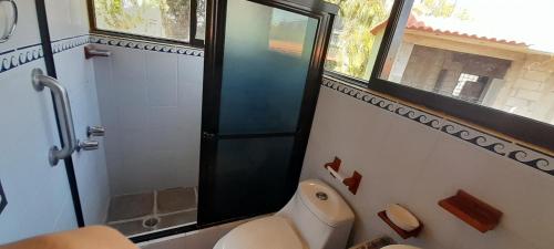 a bathroom with a toilet and a shower at San Ignacio zona 7 in Mixco