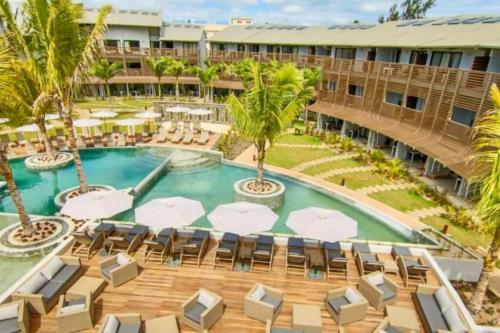 - une image de la piscine du complexe dans l'établissement Cosy studio - Trou-aux-Biches, à Trou aux Biches