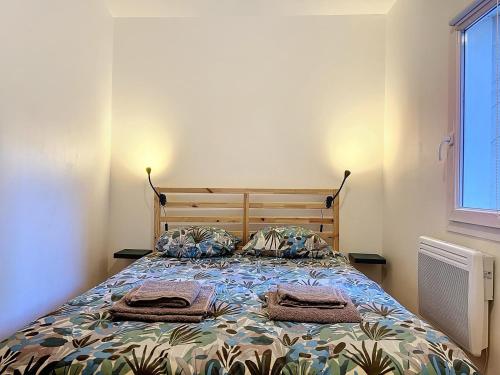 une chambre avec un lit avec deux serviettes dessus dans l'établissement L'Authentique Panier - Central & Calme - Les Frères de la Loc', à Marseille