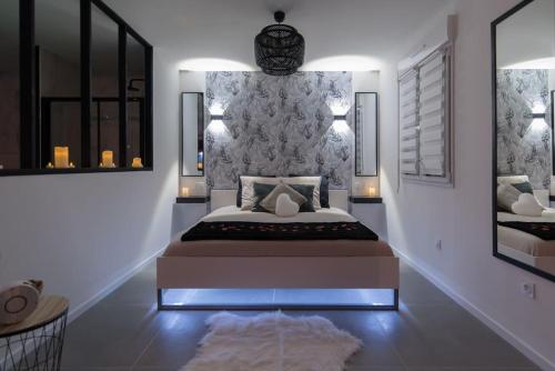 une chambre avec un grand lit dans une pièce dans l'établissement Le Diamant Secret Love room gîte de charme romantique exceptionnel, à Marzan