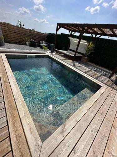 une petite piscine sur une terrasse en bois dans l'établissement Le Diamant Secret Love room gîte de charme romantique exceptionnel, à Marzan