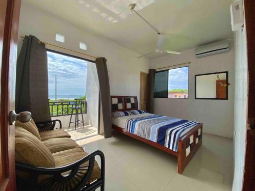 a bedroom with a bed and a balcony at Departamento vista al mar in Montañita