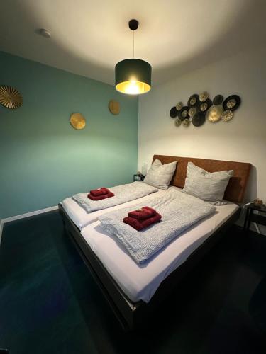 En eller flere senge i et værelse på Relaxen im Weindorf Mayschoß Fewo 3