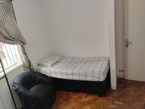 ein kleines Bett in einem Zimmer neben einem Fenster in der Unterkunft Aphostel compartilhado gatinhos perças in Santos