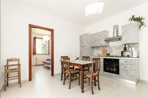 - une cuisine avec une table et des chaises dans la chambre dans l'établissement Oasi di Pace Sarzana, à Luni