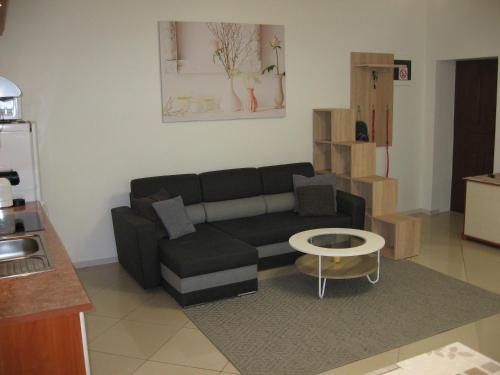 uma sala de estar com um sofá preto e uma mesa em Jędrek Wisła - 650m do deptaka spacerowego w centrum em Wisla