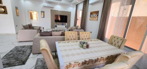 a living room with a table and a couch at Jabal Masfut Villa استراحة جبل مصفوت in Sharīyah