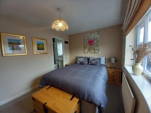 1 dormitorio con cama y lámpara de araña en Turners Escape en Dinnington