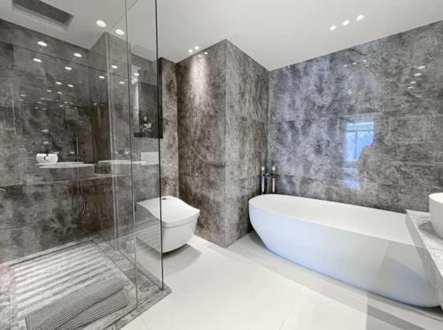 une salle de bain avec une baignoire, des toilettes et une douche dans l'établissement Appartement Cannes 4 chambres - 523, à Cannes