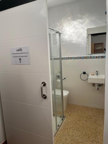 Et badeværelse på CÁDIZ - BUDA, acogedor apartamento en Chiclana de la Frontera, España