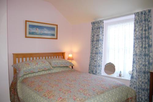 1 dormitorio con cama y ventana en Bronhaul Cottage in Pennal, en Pennal