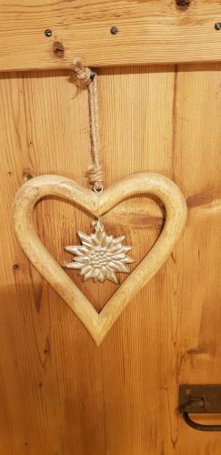 a heart made out of a rope on a wooden wall at Wellnessoase mit Sauna und Whirlpool in Inzell